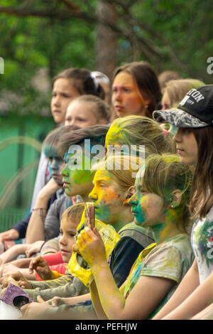 DZERZHINSK, Russia - 19 Maggio 2018: giovani ragazzi con facce e capelli decorate con polvere colorata celebrano la festa di colori e di musica. Foto Stock