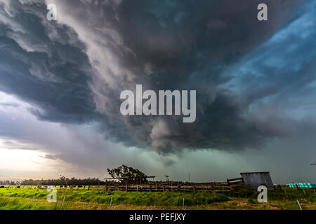 Vista della tempesta che si forma sui terreni agricoli Foto Stock