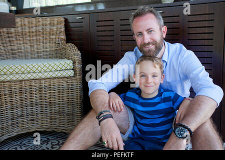Sorridente padre e figlio Foto Stock