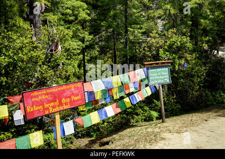 Foto scattata in Bhutan e mostra una cultura unica e reiligion. Foto Stock