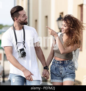Un amorevole coppia di turisti guardarsi reciprocamente e a piedi Foto Stock