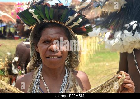 Ritratto di un'interprete femminile al Alotau Kenu e Kundu Festival, Papua Nuova Guinea Foto Stock