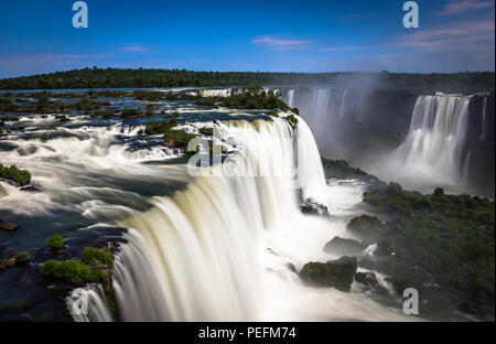 Foto scattata in Foz de Iguazu, Argentina, Agosto 2017: Cascate di Iguazu Jungle Argentina Brasile Foto Stock