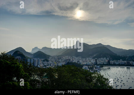 Foto scattata a Rio de Janeiro in Brasile Agosto 2017: vista dal Monte Sugarloaf sopra la città durante il tramonto Foto Stock