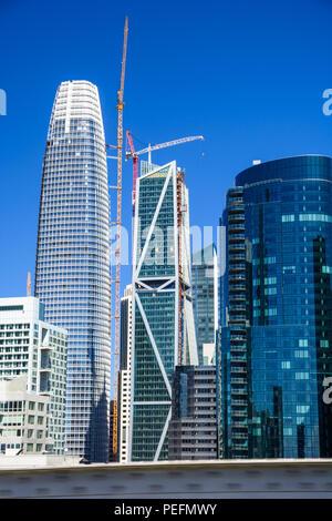 La costruzione dei nuovi grattacieli continua nel centro cittadino di San Francisco sulla sia Salesforce e torre 181 Freemont. Foto Stock