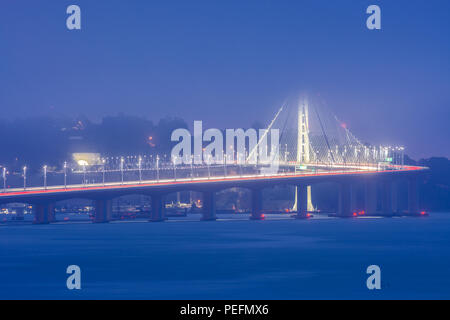 Nebbia costiera affonda verso il basso sulla parte superiore del nuovo sé ancorata Torre di sospensione del nuovo east bay parte del Ponte della Baia di San Francisco. Foto Stock