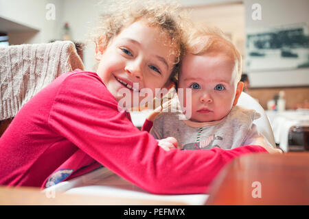 Ragazza giovane e baby Foto Stock