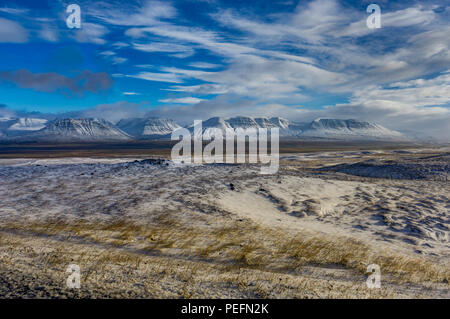 In inverno il paesaggio di Natale con alberi e montagne. Paesaggio Di Natale su una mattina di sole con cielo blu e nuvole e neve fresca. Foto scattata in Ic Foto Stock