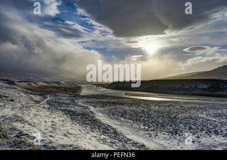 In inverno il paesaggio di Natale con alberi e montagne. Paesaggio Di Natale su una mattina di sole con cielo blu e nuvole e neve fresca. Foto scattata in Ic Foto Stock