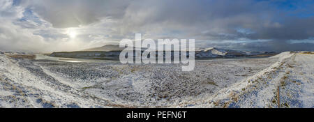 In inverno il paesaggio di Natale con alberi e montagne. Paesaggio Di Natale su una mattina di sole con cielo blu e nuvole e neve fresca. Foto scattata in Ic Foto Stock