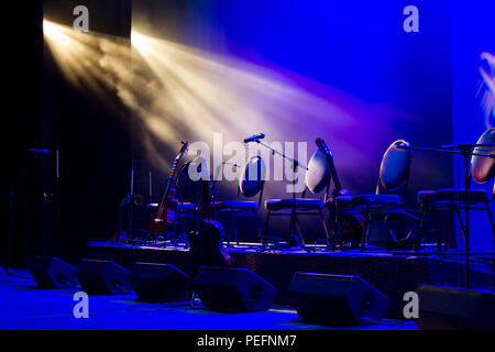 Moody il fumo e le luci sul palco Foto Stock