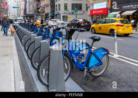 Fila di biciclette a noleggio nella città di New York Foto Stock
