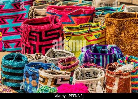 Una vista dei tradizionali sacchetti per la vendita Foto Stock