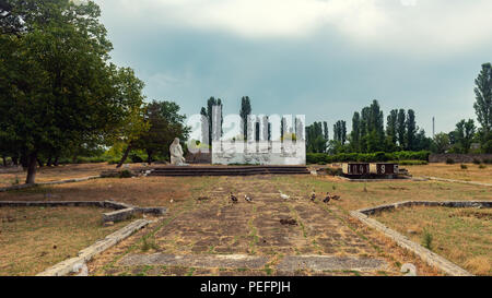 Vecchio monumento abbandonato per gli eroi della Seconda Guerra Mondiale Foto Stock