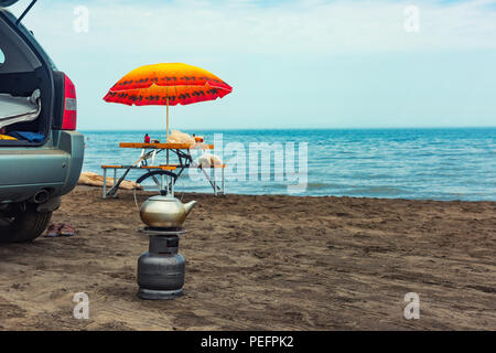 Il tè bollente su una bombola di gas dal mare Foto Stock