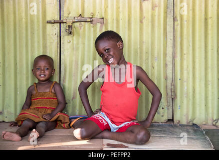 Uganda - Kampala bambini sorridenti e in posa Foto Stock