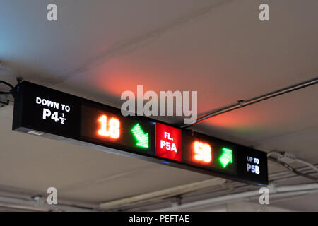 Indica la direzione di trasporto per parcheggio auto nel centro commerciale per lo shopping. Foto Stock