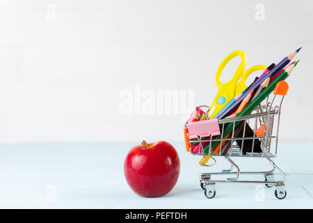 Mini-calcolatrice rosso isolato su sfondo bianco Foto stock - Alamy