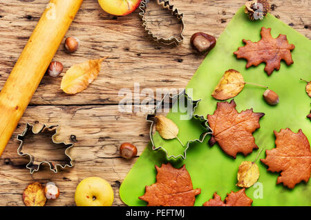 Autunno ancora in vita con i cookie in forma di foglie di autunno, le mele e le foglie cadute.Concetto di autunno Foto Stock