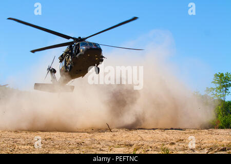 Un UH-60 Blackhawk elicottero si prepara a terra in corrispondenza di uno di Camp temoli i molti "zone calde", le aree in cui gli elicotteri può atterrare a condurre le varie attività. Questo Blackhawk è il trasporto di soldati dell'126reggimento di fanteria, come iniziano a condurre i movimenti di squadra per la formazione. La 126partecipano in esercizio sciopero del Nord 18, una Guardia nazionale Bureau-sponsorizzato esercizio che unisce i membri del servizio da parte di molti stati, più rami di servizio e di un certo numero di paesi della coalizione durante le prime tre settimane di agosto 2018 al Camp Temolo manovra comune centro di formazione e il Alpena C Foto Stock