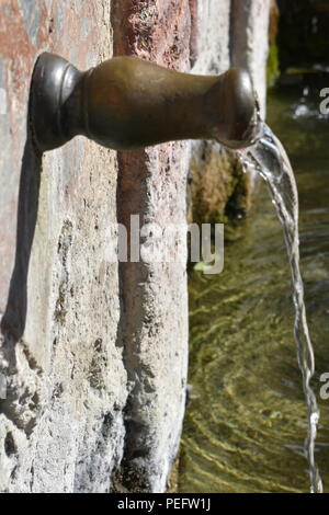 La piazza vecchia a Frigiliana. Il tubo di lancio di tre fontane d'acqua. Questo centinaia di anni ma funziona per questo giorno Foto Stock