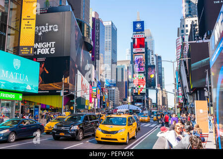 Traffico di persone e di veicoli a Times Square a New York City Foto Stock