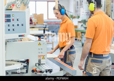 Lavoratori mobili fabbrica nel processo di produzione Foto Stock