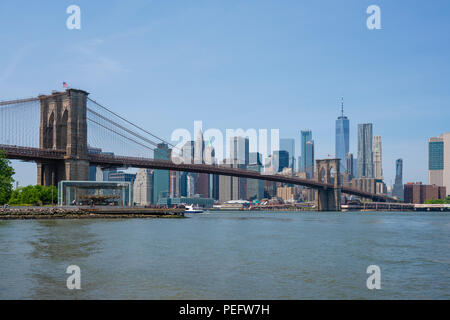 Skyline di Manhattan e Brooklyn Bridge in ore diurne Foto Stock