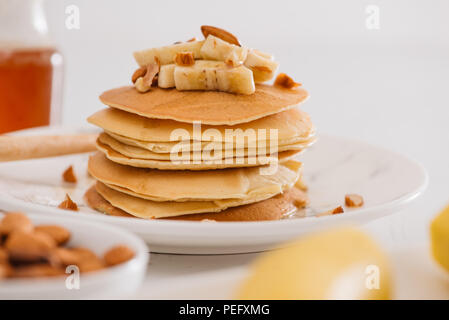 Banana anacardi pancake con banane e salsa al caramello. alla tonificazione. messa a fuoco selettiva Foto Stock