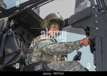 Primo Lt. Sarah Jeon, un AH-64 Apache elicottero pilota dalla quarta ricognizione aerea Battaglione, 2° Reggimento di aviazione, 2a combattere la Brigata Aerea, perofrms controlli in un Apache su agosto 13 a 4-2° Reggimento aviazione hangar su Camp Humphreys, Corea del Sud. Jeon era uno del primo coreano femmina Apache piloti negli Stati Uniti Esercito. Foto Stock