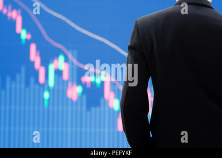 Isolato sul lato posteriore di imprenditore in grigio scuro tuta quando egli sta pensando di suo il successo e il fallimento in cattiva situazione economica. Decrescente fino busine Foto Stock