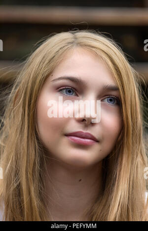 Close up ritratti della bella e piuttosto di quindici anni femminile adolescente ragazza caucasica Foto Stock