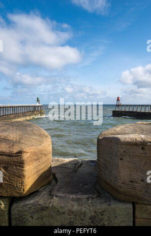 Fine dell Occidente e Oriente piloni alla bocca del porto, Whitby, North Yorkshire, Inghilterra. Foto Stock