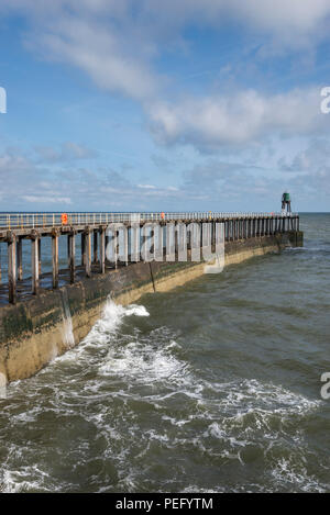 Fine del Molo Ovest alla bocca del porto, Whitby, North Yorkshire, Inghilterra. Foto Stock