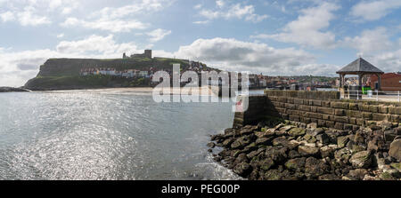 Vista dal Molo Ovest all'entrata del porto di Whitby, North Yorkshire, Inghilterra. Foto Stock