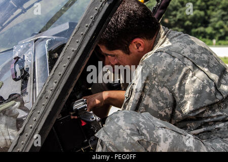 Chief Warrant Officer 2 Sebastian Rivas, una manutenzione pilota di prova dal 2° Stormo, 6° reggimento di cavalleria, 2a combattere la Brigata Aerea e Chief Warrant Officer 2 sarà Rohrbough, un altro test di manutenzione dal pilota 2-6 CAV lavorano giorno e notte al Rodriguez Live Fire complessa, la Corea del Sud. Foto Stock