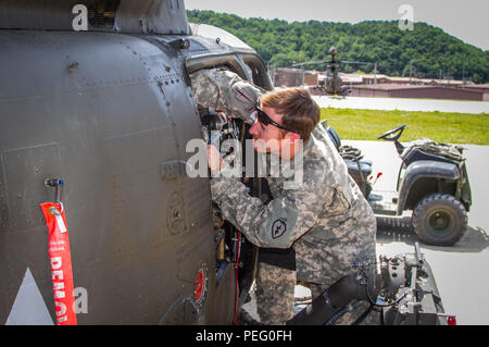 Chief Warrant Officer 2 Sebastian Rivas, una manutenzione pilota di prova dal 2° Stormo, 6° reggimento di cavalleria, 2a combattere la Brigata Aerea e Chief Warrant Officer 2 sarà Rohrbough, un altro test di manutenzione dal pilota 2-6 CAV lavorano giorno e notte al Rodriguez Live Fire complessa, la Corea del Sud. Foto Stock