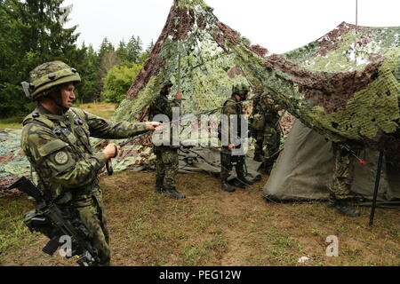 Soldati ceca di luce 74Battaglione motorizzato, 7° Brigata meccanizzata, posizionare il camuffamento più tende mentre trasferiscono i loro tactical operations center durante l'esercizio Allied Spirit II presso l'U.S. Dell'esercito multinazionale comune disponibilità centro in Hohenfels, Germania, Agosto 16, 2015. Allied Spirit II è una multinazionale decisa azione ambiente formazione esercizio che coinvolge oltre 3.500 soldati provenienti da entrambi gli Stati Uniti, alleati e nazioni partner focalizzata sulla creazione di partenariati e di interoperabilità tra tutte le nazioni partecipanti e sottolineando la missione il comando, intelligence, supporto e incendi Foto Stock