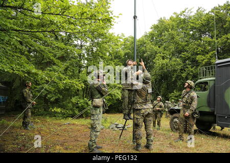 Soldati ceca di luce 74Battaglione motorizzato, 7° Brigata meccanizzata, montare un'antenna radio mentre trasferiscono i loro tactical operations center durante l'esercizio Allied Spirit II presso l'U.S. Dell'esercito multinazionale comune disponibilità centro in Hohenfels, Germania, Agosto 16, 2015. Allied Spirit II è una multinazionale decisa azione ambiente formazione esercizio che coinvolge oltre 3.500 soldati provenienti da entrambi gli Stati Uniti, alleati e nazioni partner focalizzata sulla creazione di partenariati e di interoperabilità tra tutte le nazioni partecipanti e sottolineando la missione il comando, intelligence, supporto e incendi. ( Foto Stock