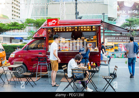 Bangkok, Tailandia - 18 Dicembre 2016 : persone piace mangiare hotdog da mobile ristorante tronco di fronte al Central World Mall. Foto Stock