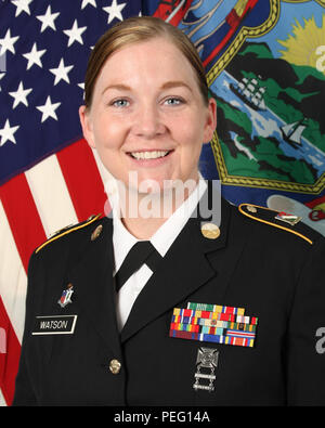 New York Army National Guard commander e l'aiutante generale dello stato di New York Il Mag. Gen. Patrick A. Murphy presenterà il New York Stato Medaglia al valor militare alla Guardia Nazionale personale Sgt. Marlana Watson, un esercito medic e veterano della guerra in Afghanistan. Watson è un residente di Lindenhurst e originariamente è un Binghamton nativo. Foto Stock