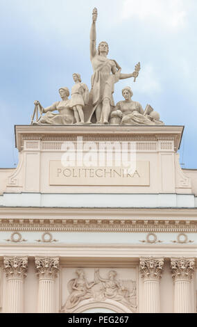 Frammento della facciata di edificio principale di Warsaw University of Technology ( Politechnika Warszawska)costruiti in base alla progettazione di Stefan Szyller nel 1901 Foto Stock