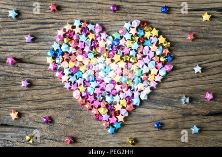 Forma di cuore da origami stella sul tavolo di legno, amore sfondo - valentine del concetto Foto Stock