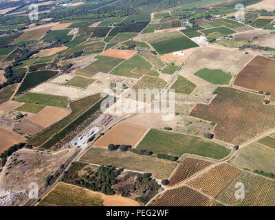 Fotografia aerea dei vigneti intorno alla zona di cer in Francia. Fotografia che mostra i poveri colture aveva molta acqua prima dell'ondata di caldo in 2018 Foto Stock