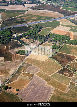 Fotografia aerea dei vigneti intorno alla zona di cer in Francia. Fotografia che mostra i poveri colture aveva molta acqua prima dell'ondata di caldo in 2018 Foto Stock