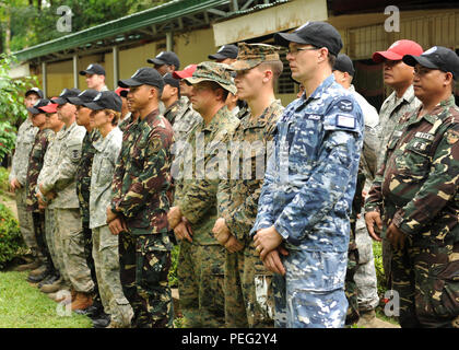 I membri di Angelo Pacifico Filippine " ingegneria azione civica progetto stand, come gli studenti di Bartolome Doria presente elementari di un token di gratitudine dopo la U.S. Air Force, U.S. Esercito degli Stati Uniti e Marine Corps insieme con i membri del servizio dalle Filippine e Australia effettuate riparazioni per la loro scuola come una parte del Pacific Angele Filippine in Bohol Provence, Filippine, e il agosto 16, 2015. Pacific Angel è un multilaterale di assistenza umanitaria civile operazione militare, che migliora di strutture militari di partnership nel Pacifico fornendo anche la salute medica outreach, ingegneria civile pro Foto Stock