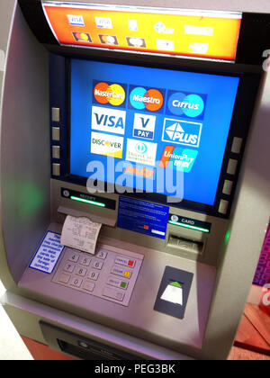 Denaro contante ATM e cambio di denaro servizi presso gli arrivi dall'Aeroporto Internazionale di Manchester Foto Stock