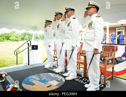 Stazione della Guardia costiera Castle Hill ha tenuto un cambiamento di cerimonia di comando il Agosto 21, 2015, a Newport, Rhode Island. Chief Warrant Officer John Roberts (secondo da destra) era stato sollevato dal Chief Warrant Officer Stephen Engle (secondo da sinistra). (U.S. Coast Guard foto di Sottufficiali di terza classe Ross Ruddell) Foto Stock
