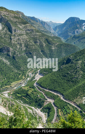Guardando verso il basso sulla Cem River Valley e SH 20 road a Grabom, Kelmend nell'Albania settentrionale, appena sotto il confine con Montinegro. L'Albania. Foto Stock