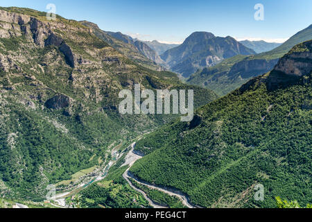 Guardando verso il basso sulla Cem River Valley e SH 20 road a Grabom, Kelmend nell'Albania settentrionale, appena sotto il confine con Montinegro. L'Albania. Foto Stock